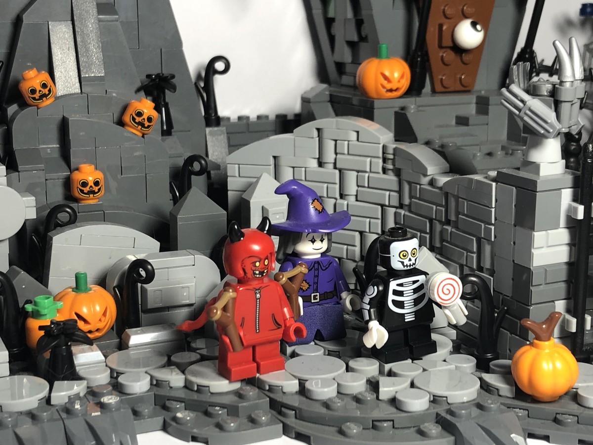 LEGO IDEAS - Blog - 10K CLUB INTERVIEW: The Nightmare Before Christmas -  Halloween Town by Simon Scott